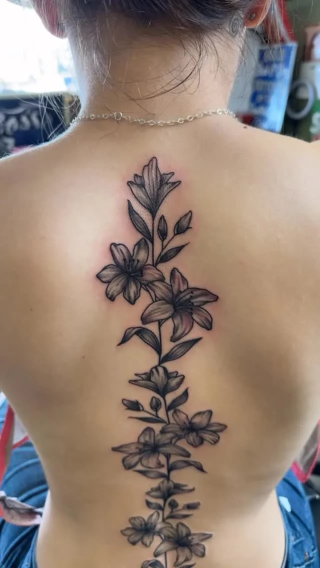 This was a fun piece,
For booking 
Text (702) 449-4037 
•
•
•
•
#floraltattoos #lasvegas #downtowntattoos  #backtattoos #lasvegastattooartist #lasvegastattoo #spinetattoo #vinetattoo#blackandgreytattoo #lasvegastattooshop #lasvegastattoos #lasvegastattooers #lasvegastattooer