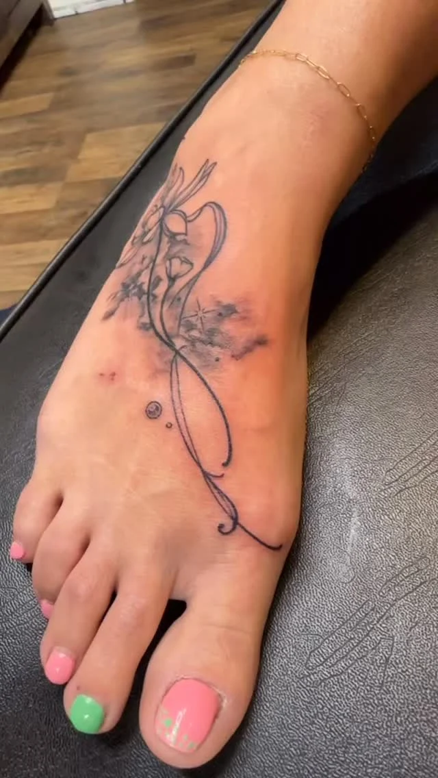 Had fun doing this foot tattoo with some clouds and stars, came out super clean 
.
.
.
.
.
#utah #utahartist #utahart #utahtattoos #viral