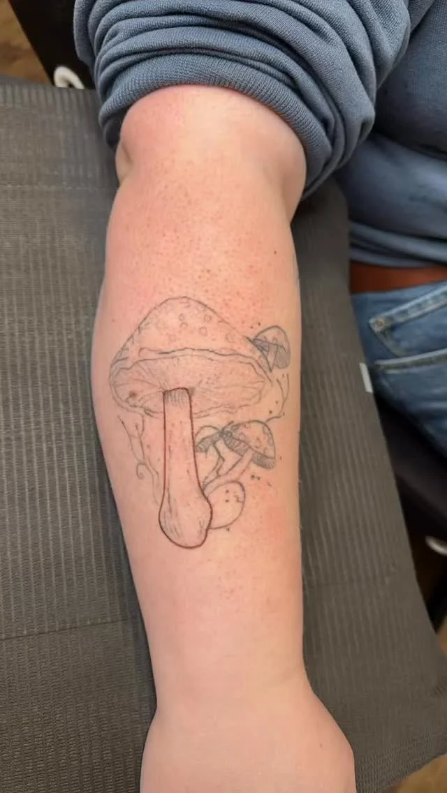 Fixed up this design and added a few more shrooms the red came out bright 
For book text 702-449-4037
.
.
.
.
.
 #utah #utahartist #utahart #utahtattoos #reel